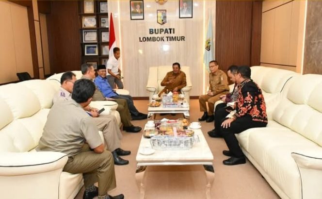 
 Foto : Bupati Lombok Timur H. Haerul Warisin dan Wakil Bupati H. Moh. Edwin Hadiwijaya menerima kunjungan kerja anggota Komisi II DPR RI H. Fauzan Khalid di Ballroom Kantor Bupati. Kunjungan yang berlangsung Senin (26/5)