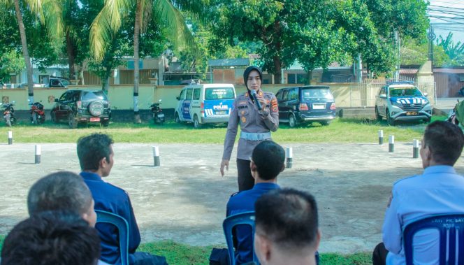 
 Foto : Kasat Lantas Polres Lombok Timur, AKP Tira Karista,menggelar kegiatan Safety Riding di Kantor Camat Pringgabaya, Rabu (28/5/2025)