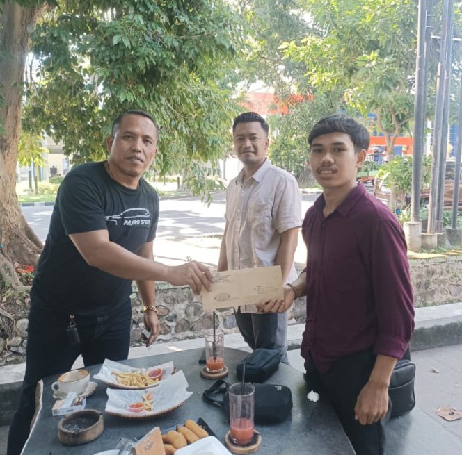 
 Foto : Kasat Reskrim bersama Kanit Reskrim Polres Lombok Timur menemui anak korban yang diduga dianiaya hingga meninggal dunia 