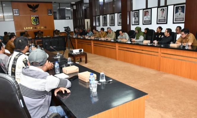 
 Foto : Bupati Lombok Timur H Haerul Warisin mengumpulkan vendor - vendor dan pengusaha menjelang peresmian pabrik Porang  di kecamatan Pringgebaya