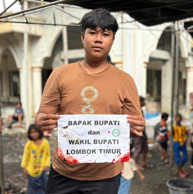 
 Foto : Salah satu jamaah penerima Sapi Qurban yang diberikan oleh Bupati dan Wakil Bupati di salah satu masjid di Lombok Timur 
