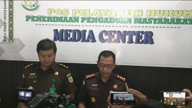 
 Foto : Kepala Kejaksaan Negeri Lombok Timur Hendro Wasisto yang didampingi Kasi Intelijen Ugik Ramantyo gelar komperensi pers terkait Chromebook pada hari Selasa (10/06).