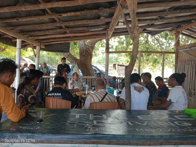 
 Foto : Kepala bidang Kelembagaan Dispar NTB duduk bersama dengan pelaku wisata teluk ekas kecamatan jerowaru kabupaten lombok timur kamis (19/06)
