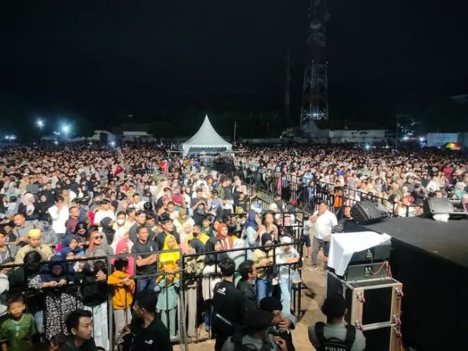 
 Puluhan Ribu Masyarakat Padati Konser Wali Band di Lapangan Nasional Selong