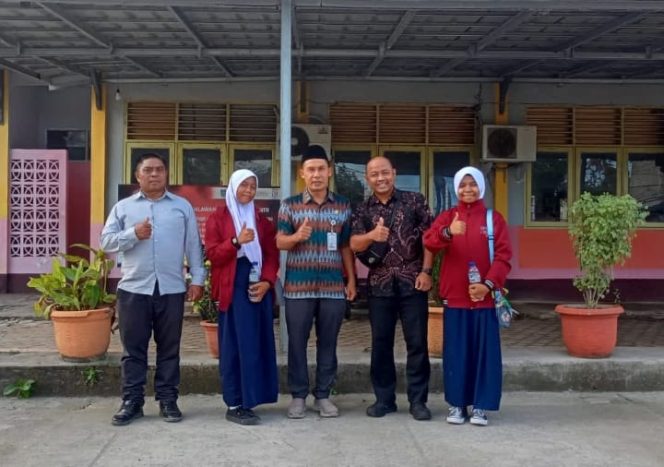 
 Foto : Kepala Sekolah SMK Negeri 1 Keruak Kabupaten Lombok Timur menerima dua siswa Program Repatriasi ADEM dari Malaysia.