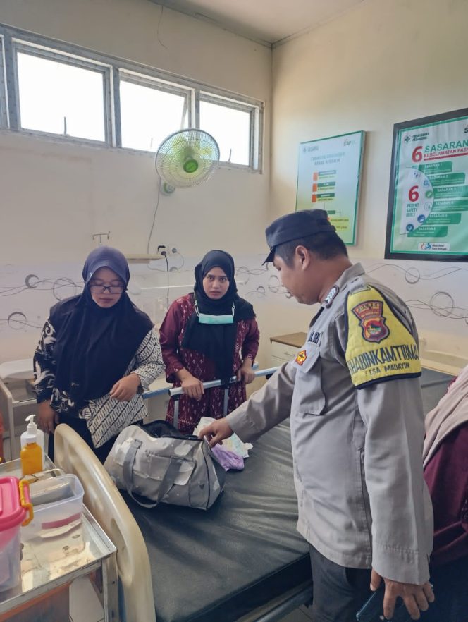
 Foto : Seorang Bayi dibuang orang tua dengan cara ditaruh di dalam tas jinjing yang kemudian di lepas dipinggir jalan raya belanting kecamatan sambelia Lombok Timur 