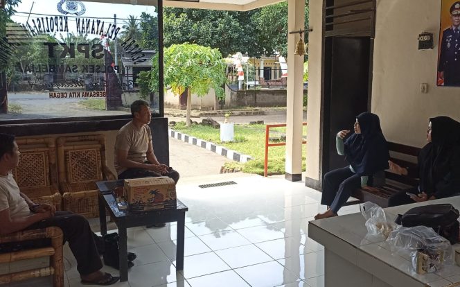 
 Foto : Keluarga Pelaku Pembuangan bayi berusia 3 hari mendatangi polres Lombok Timur untuk memberikan informasi siapa pembuang bayi