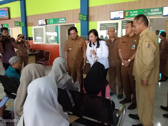 
 Foto : Bupati Lombok Timur H Haerul Warisin melakukan inspeksi mendadak ke rumah sakit. Inspeksi dilakukan buntut adanya keluhan masyarakat yang ditolak berobat oleh RSUD SOEDJONO Selong