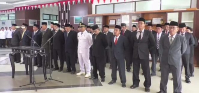 
 Foto : Bupati Lombok Timur H. Haerul Warisin resmi melantik puluhan pejabat eselon II, III, dan IV di lingkungan Pemkab Lotim, Rabu (30/7).