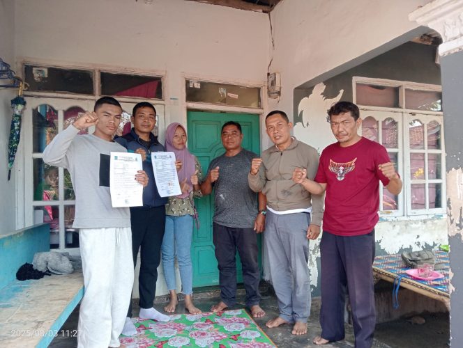 
 Foto : Kepala Sekolah SMKN 1 Keruak mendatangi keluarga siswa yang mengaku di pukul. Dalam kesempatan itu Sekolah dan pihak keluarga bersepakat untuk berdamai