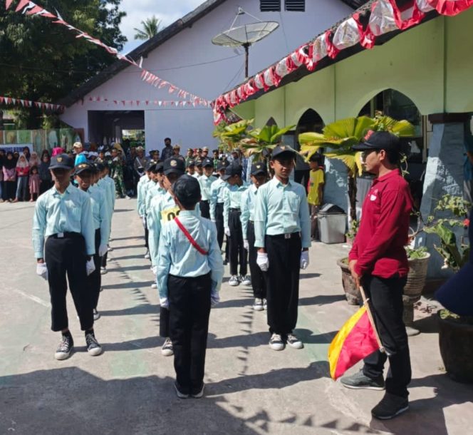 
 Foto : Plt UPTD Muhammad Taufiq Ismail melepas peserta Gerak Jalan tingkat SD/MI pada hari kamis (07/08)