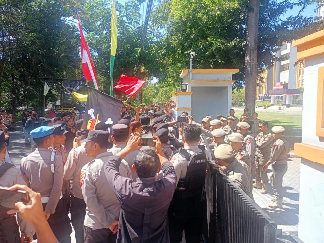 
 Puluhan Aktivis Minta Tutup Permanen WBS