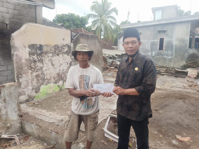 
 Foto : Peduli, Kepala UPTD Sakra Barat Muhammad Taufik Ismail menyalurkan bantuan kepada korban kebakaran yang ada di dusun jerua, Desa Montong Beter Kecamatan Sakra Barat pada hari jum'at ( 29/08).