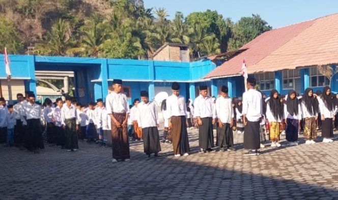 
 HUT RI 80, Ponpes Al-Mukhtariyah Apel Pakai Sarung