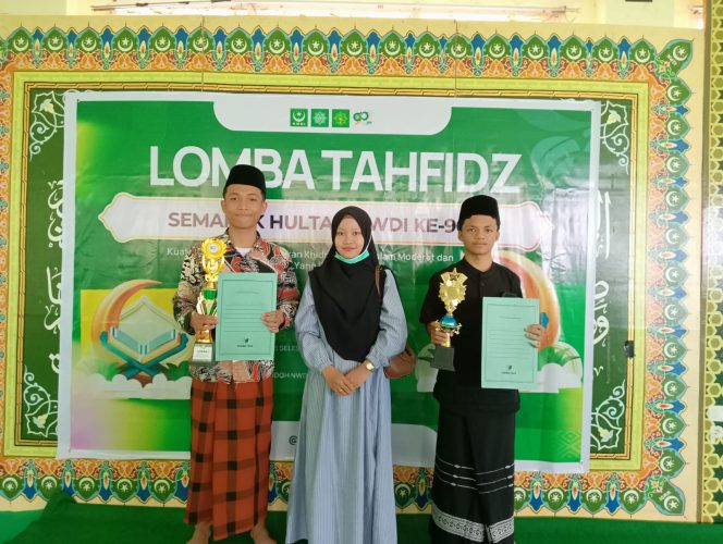 
 Foto ; Muhammad Royyan Adham meraih juara 1 golongan 10 juz dan Hadit Kurniawan XA meraih juara harapan golongan 10 Juz yang di dampingi Pebimbing Tahfiz Baiq Devia