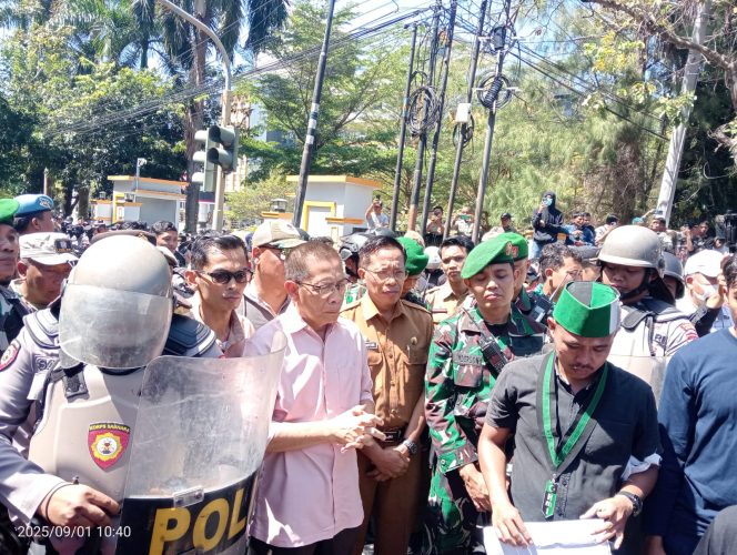 
 Temui Massa, Wabub Pimpin Orasi Dengan Membaca Surat Al- Fatihah