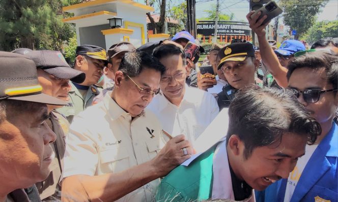 
 Foto : Bupati Lombok Timur Haerul Warisin di dampingi Sekretaris Daerah H M Juaini Taofik menemui massa aksi yang meminta Sekretaris Dewan di Copot dari jabatannya 