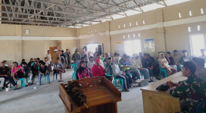 
 Foto : Puluhan Masyarakat Desa Sekaroh Kecamatan Jerowaru Kabupaten Lombok Timur mendatangi kantor desa meminta agar Laporan atas program Tora di Cabut