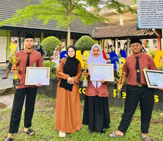 
 Tiga Siswa MAN 1 Lotim Raih Prestasi Juara Lomba Tilawah di Lombok Barat