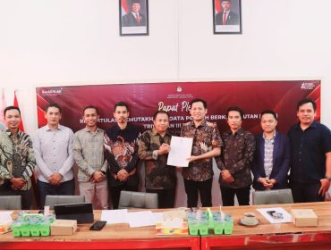 Foto : Komisi Pemilihan Umum (KPU) Kahupaten Lombok Timur melaksanakan Rapat Pleno Rekapitulasi pemutakhiran Data Pemilih Berkelanjutan (PDPB), rapat pleno di laksanakan pada hari kamis, 02 Oktober 2025