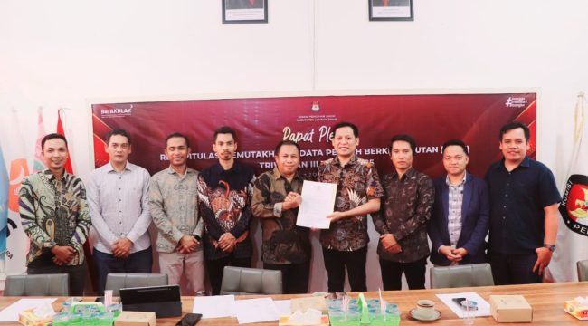 Foto : Komisi Pemilihan Umum (KPU) Kahupaten Lombok Timur melaksanakan Rapat Pleno Rekapitulasi pemutakhiran Data Pemilih Berkelanjutan (PDPB), rapat pleno di laksanakan pada hari kamis, 02 Oktober 2025