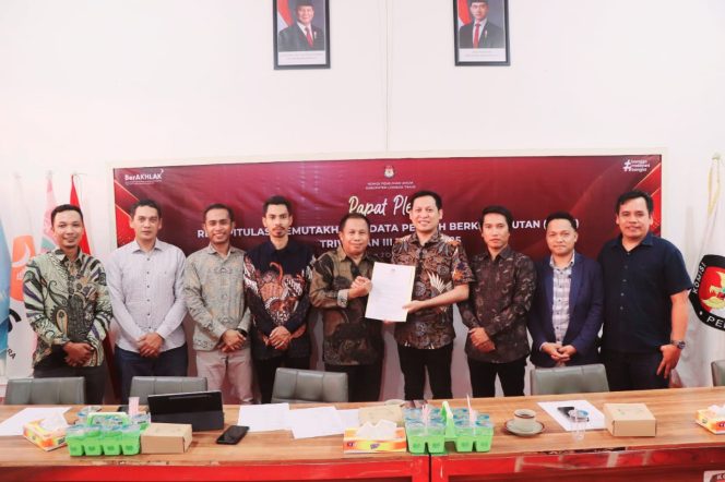 
 Foto : Komisi Pemilihan Umum (KPU) Kahupaten Lombok Timur melaksanakan Rapat Pleno Rekapitulasi pemutakhiran Data Pemilih Berkelanjutan (PDPB), rapat pleno di laksanakan pada hari kamis, 02 Oktober 2025