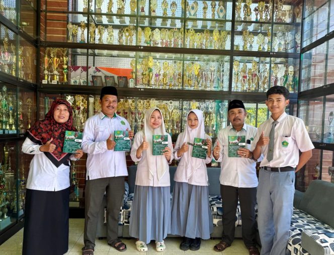 
 Foto : Kepala Man 1 Lombok Timur didamping editor dan gueu serta siswa dalam peluncuran buku yang ke 20 yang berhasil di terbitkan