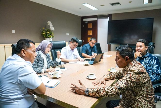 
 Foto : Kantor Staf Kepresidenan (KSP) menerima audiensi dari Bupati Lombok Timur, Haerul Warisin di Ruang Naira – Bina Graha KSP 9 Oktober 2025.