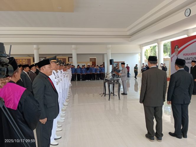 Foto : Wakil Bupati Lombok Timur H Edwin Hadiwijaya mengambil sumpah jabatan pada pelantikan Eselon 3 dan 4 bertempat di pendopo bupati haru jum'at (17/10).