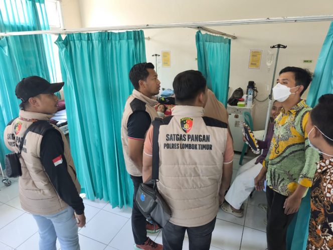 
 Foto : Anggota polres Lombok Timur melakukan pengecekan terhadap siswa yang alami keracunan MBG di puskesmas Batuyang senin ( 21/10)