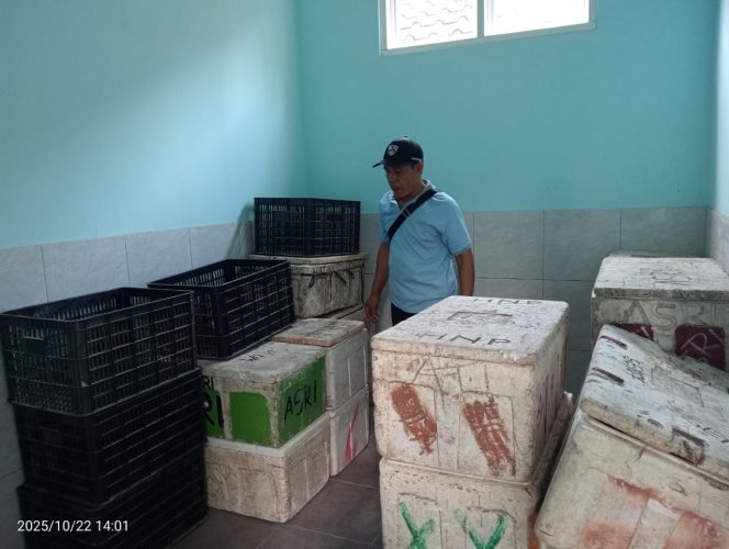 
 Foto : Ketua Kelompok Ikan Setia kawan Gupron Jayadi mengecek kondisi barang - barang yang ada di rumah asap ikan. Rumah asap ini kondisinya memperihatinkan akibat terkendala dana dan fasilitas penunjang