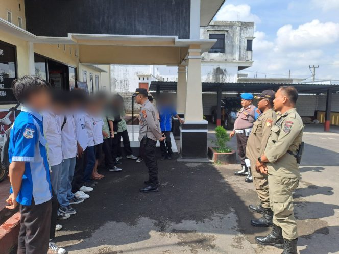 
 Foto: Kapolsek Sakra Barat Iptu M Anhar memberikan pembinaan kepasa siswa yang berhasil diamankan rabu (22/10)saat bolos sekolah