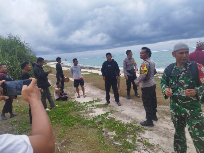
 Foto : Warga Desa Kuang Rundun Kecamatan jerowaru dan sejumlah aparat sedang melakukan pencarian terhadap korban