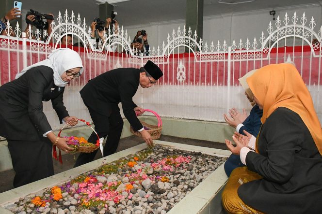 
 Hari Pahlawan Nasional, Wabup Lotim Dan Wagub NTB Tabur Bunga di Makam Pahlawan