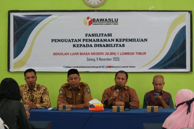 
 Foto : Ketua Bawaslu lombok timur (Suaidi Mahsun) Kordiv pencegahan parmas dan humas Jauhari Marjan saat melaksanakan sosialisasi Pengawasan Partisipatif di Sekolah Luar Biasa Lombok Timur selasa (11/11).