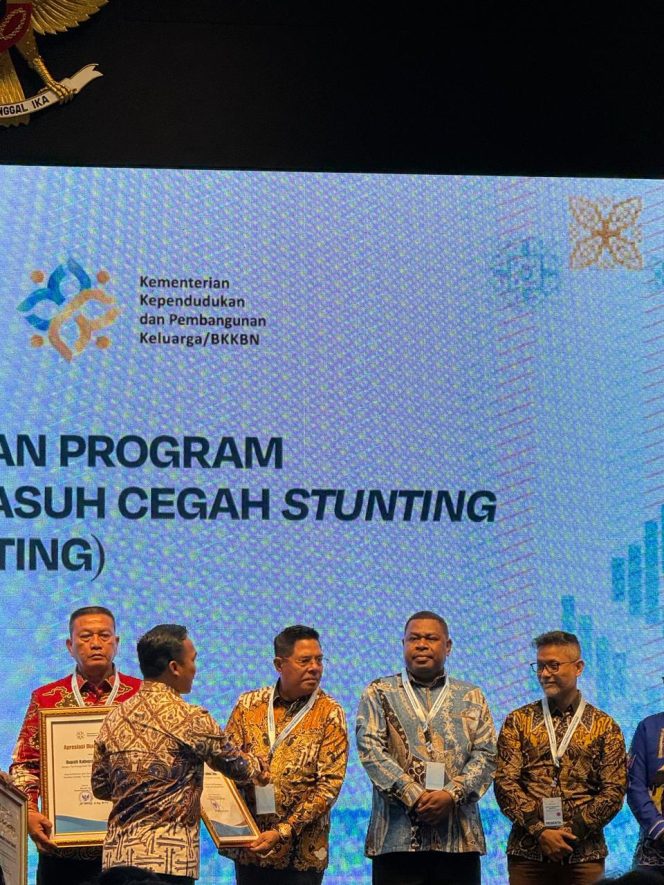 
 Bupati Lotim Terima Penghargaan Tim Pengendali Genting