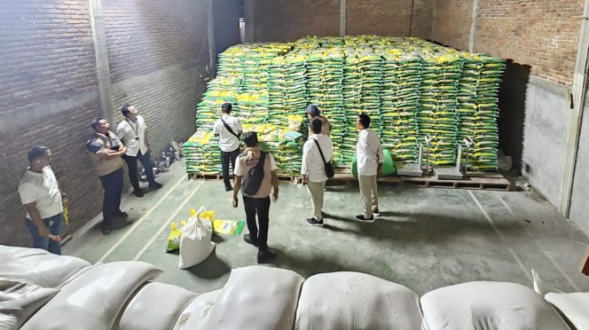 
 Foto : Polres lombok timur berhasil menggerebek beras oplosan sebanyak 110 Ton
