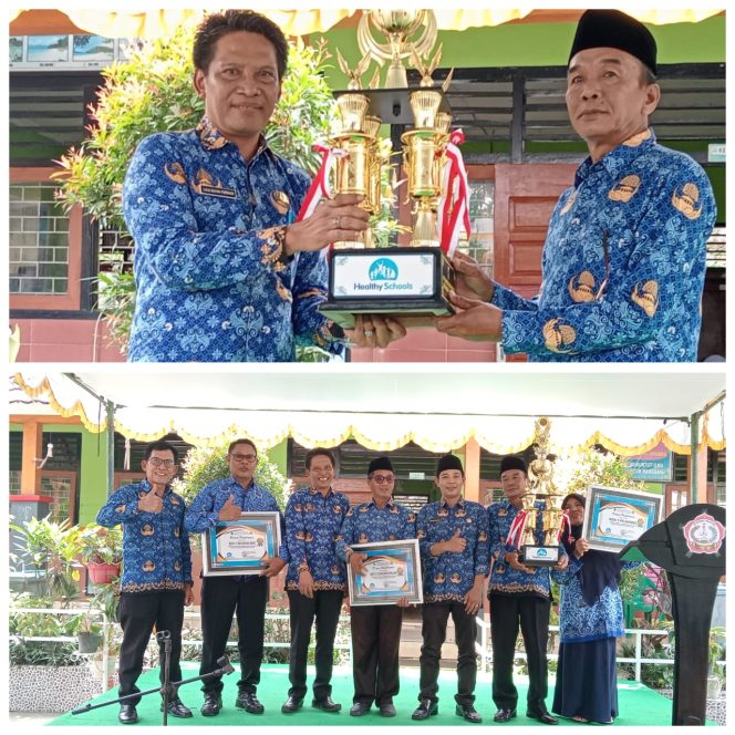 
 Foto : Sekretaris dinas pendidikan dan kebudayaan lombok timur Lalu Bayan Purwadi menyerahkan piala bergilir untuk lomba menata sekolah yang dimenangkan oleh SDN 1 Pejaring.