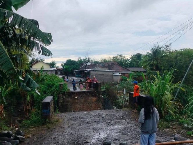 
 Ist For Kobarannews.com 
Kondisi jembatan penghubung desa perigi dengan puncak jeringo yang amburuk akibat diterjang banjir pada hari Rabu (19/11)