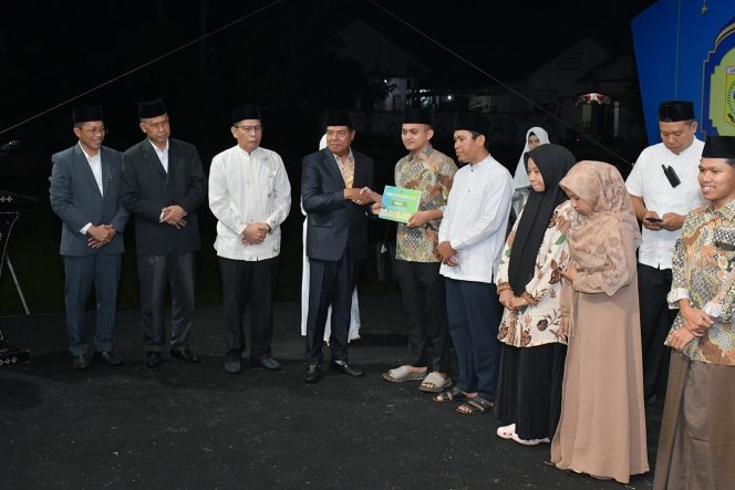 
 Bupati Lombok Timur H Haerul Warisin didampingi Wakil Bupati H Edwin Hadiwijaya membuka MTQ dan Menyerahkan bonus bagi pemenang MTQ tahun 2024