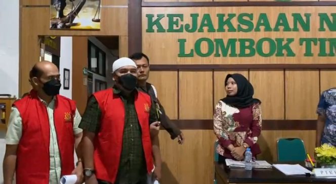 
 Foto : Mantan Sekretaris Dinas Pendidikan dan Kebudayaan Lombok Timur digelandang ke Lapas selong usai ditetapkan sebagai tersangka kasus Chromebook pada haru jum'at (07/11).