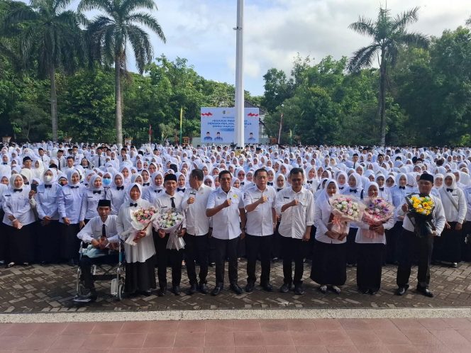
 Foto : Bupati Lombok Timur H Haerul Warisin didampingi Wakil Bupati Lombok Timur H Edwin Hadiwijaya usai menyerahkan SK PPPK Paruh Waktu di lapangan kantor bupati rabu (31/12)