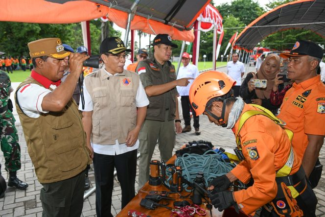 
 Foto : Bupati Lombok Timur H Haerul Warisin bersama Wakil Bupati Lombok Timur H Edwin Hadiwijaya mengecek fasilitas BPBD di lapangan kantor bupati (03/12).