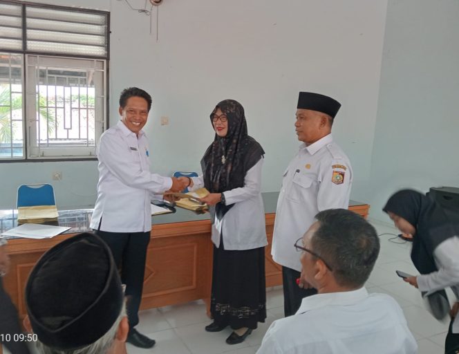 
 Foto : Sekretaris Dinas Pendidikan dan Kebudayaan Lombok Timur Lalu Bayan Purwadi menyerahkan SK kepala sekolah secara simbolis di aula dikbud lotim pada hari rabu (10/12).