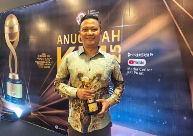 
 Foto : Direktur Utama LPPL Selaparang TV, Rahman Firdaus menerim penghargaan pada acara puncak yang digelar di Nusantara Ballroom, NT Tower Jakarta, Rabu malam, 10 Desember 2025.