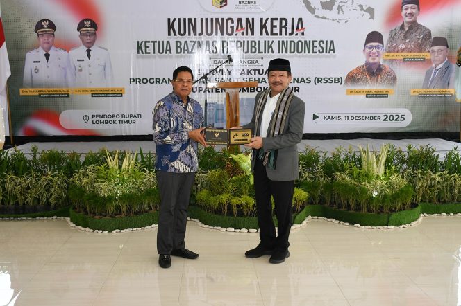 
 Foto : Bupati lombok timur H Haerul Warisin bersama Ketua Badan Amil Zakat Nasional (Baznas) Republik Indonesia KH. Noor Achmad saat melakukan kunjungan di lombok timur kamis (11/12)