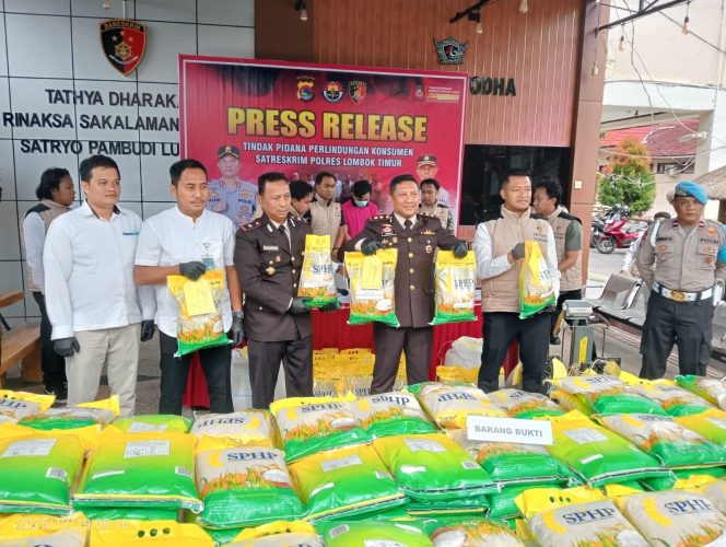 
 Foto : Kapolres Lombok Timur AKBP I Komang Sarjana, didampingi Wakpolres Lotim dan Kasat Reskrim Polres Lombok Timur AKP I Made Dharma Yulia Putra menunjukkan barang bukti beras Oplosan pada komperensi pers jumat (19/12).