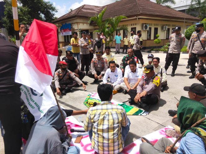 
 FKKM Tuding Pimpinan Bulog Terlibat Pengoplosan Beras