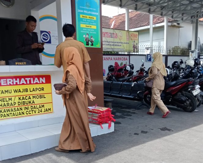 
 Foto : Sejumlah kepala UPTD dikbud datang ke Kantor Kejaksaan Negeri Lombok Timur memenuhi panggilan kejaksaan pada hari selasa (23/12)
