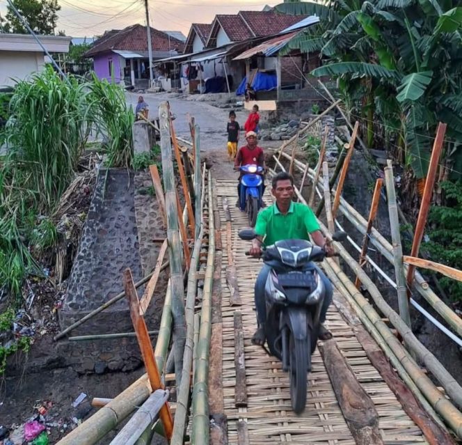 
 Foto : Jambatan Penghubung desa perigi kecamatan suela yang di perbaiki oleh masyarakat menggunakan bambu